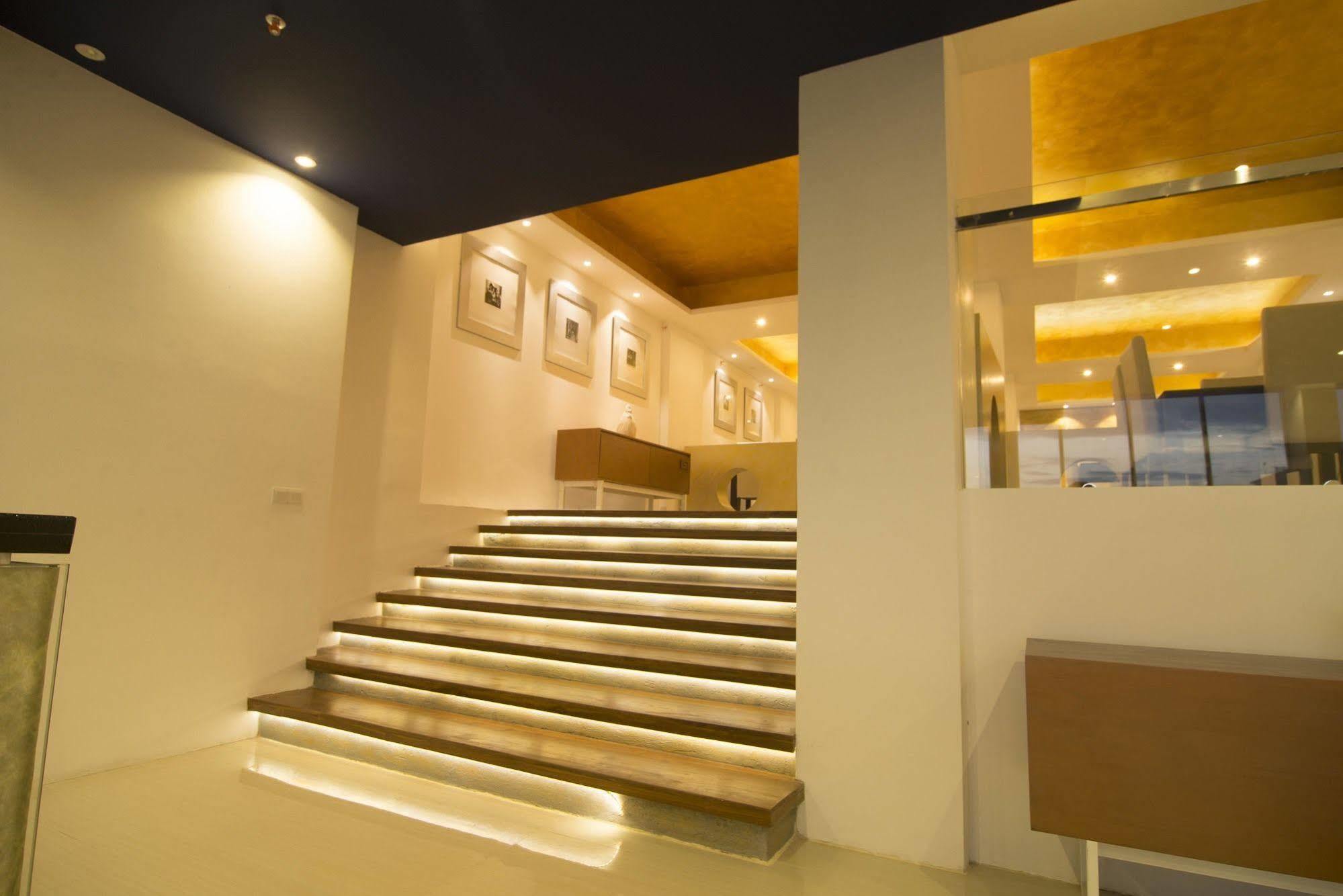 Platinum One Suites Коломбо Экстерьер фото