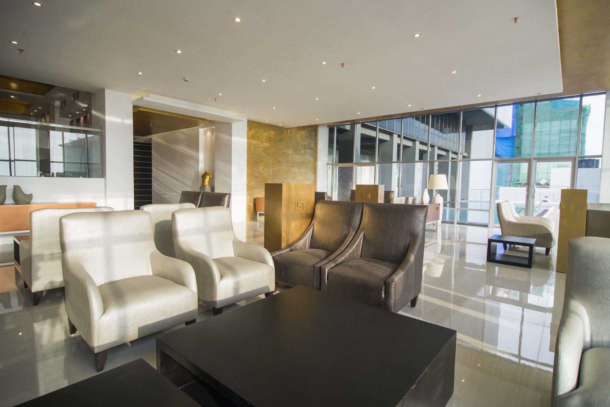 Platinum One Suites Коломбо Экстерьер фото
