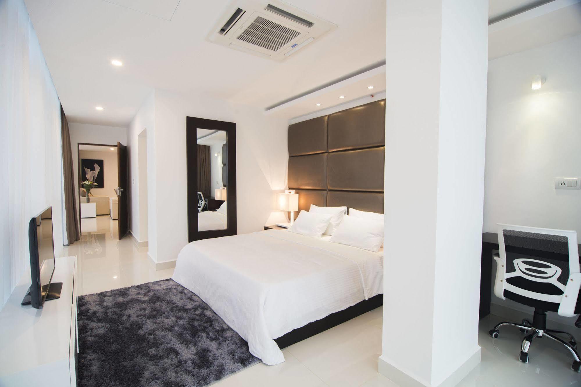 Platinum One Suites Коломбо Экстерьер фото